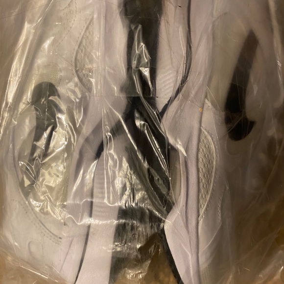 Nike New Brand New Never Worn Womens size 8 - Picture 2 of 4